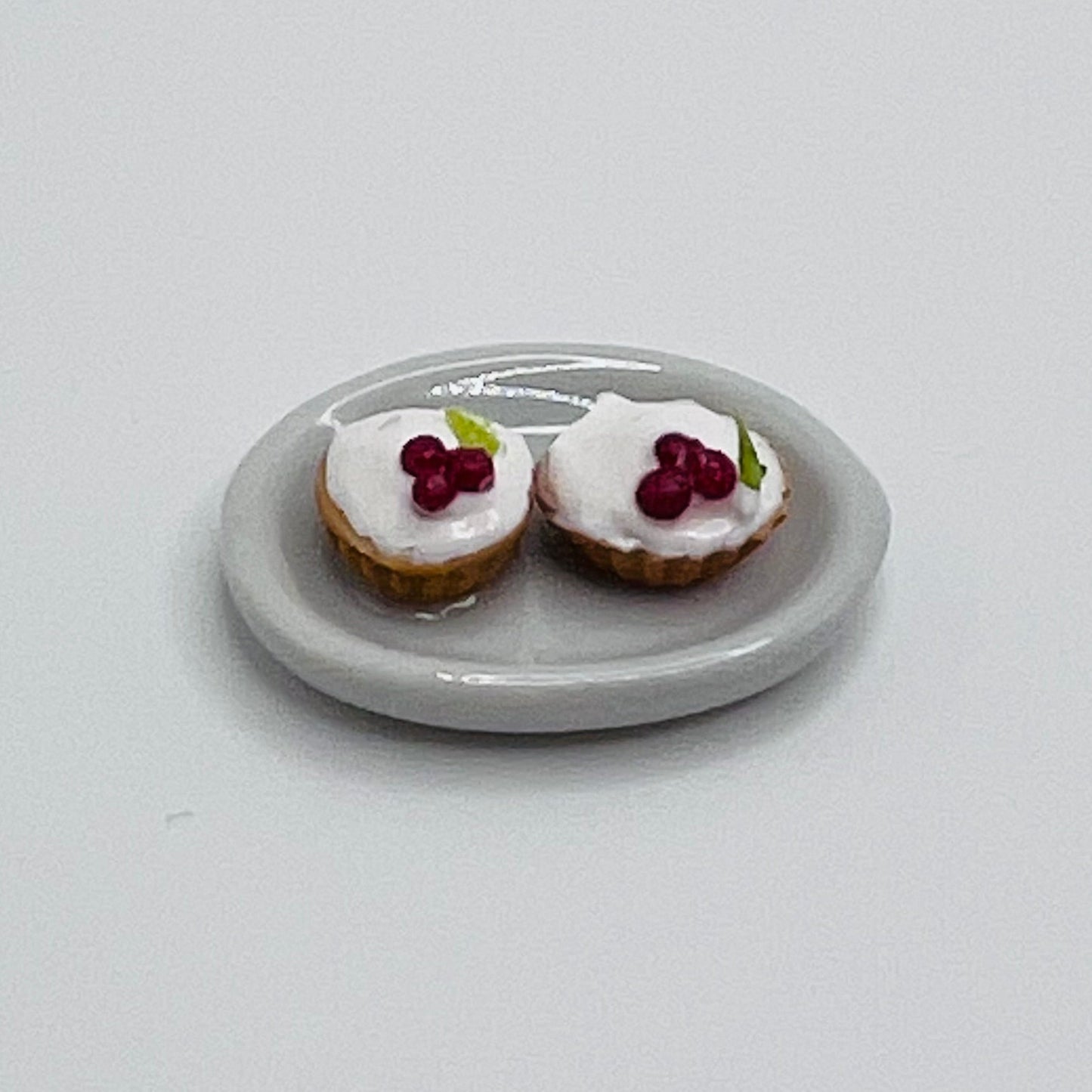 2 Cupcakes in a Ceramic Plate - 1/12 Scale Dollhouse Miniature