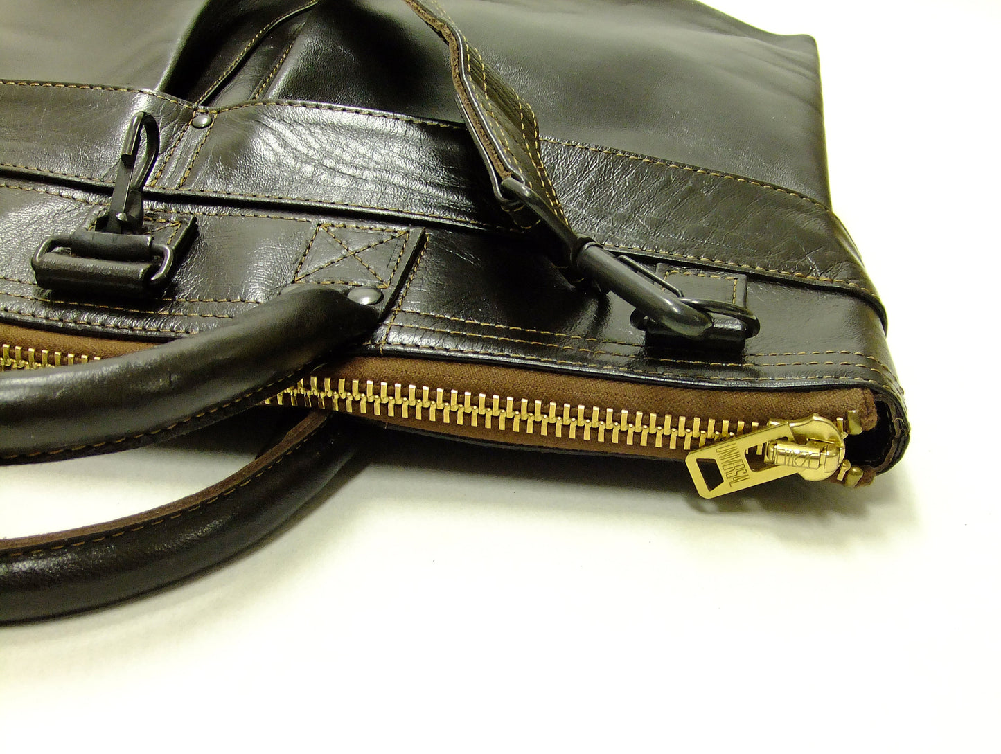 TOYS McCOY Men's Leather Shoulder Bag - U.S. Air Force Helmet Bag Style - TMA2418, 050 Brown Horsehide x Brass Zipper