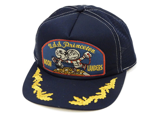 TOYS McCOY Men's SNOOPY Trucker Cap with Side Mesh Panels - Snapback Baseball Hat with Embroidered Patch and Visor Embroidery, Made in Japan (TMA2607 120 Dark Navy)