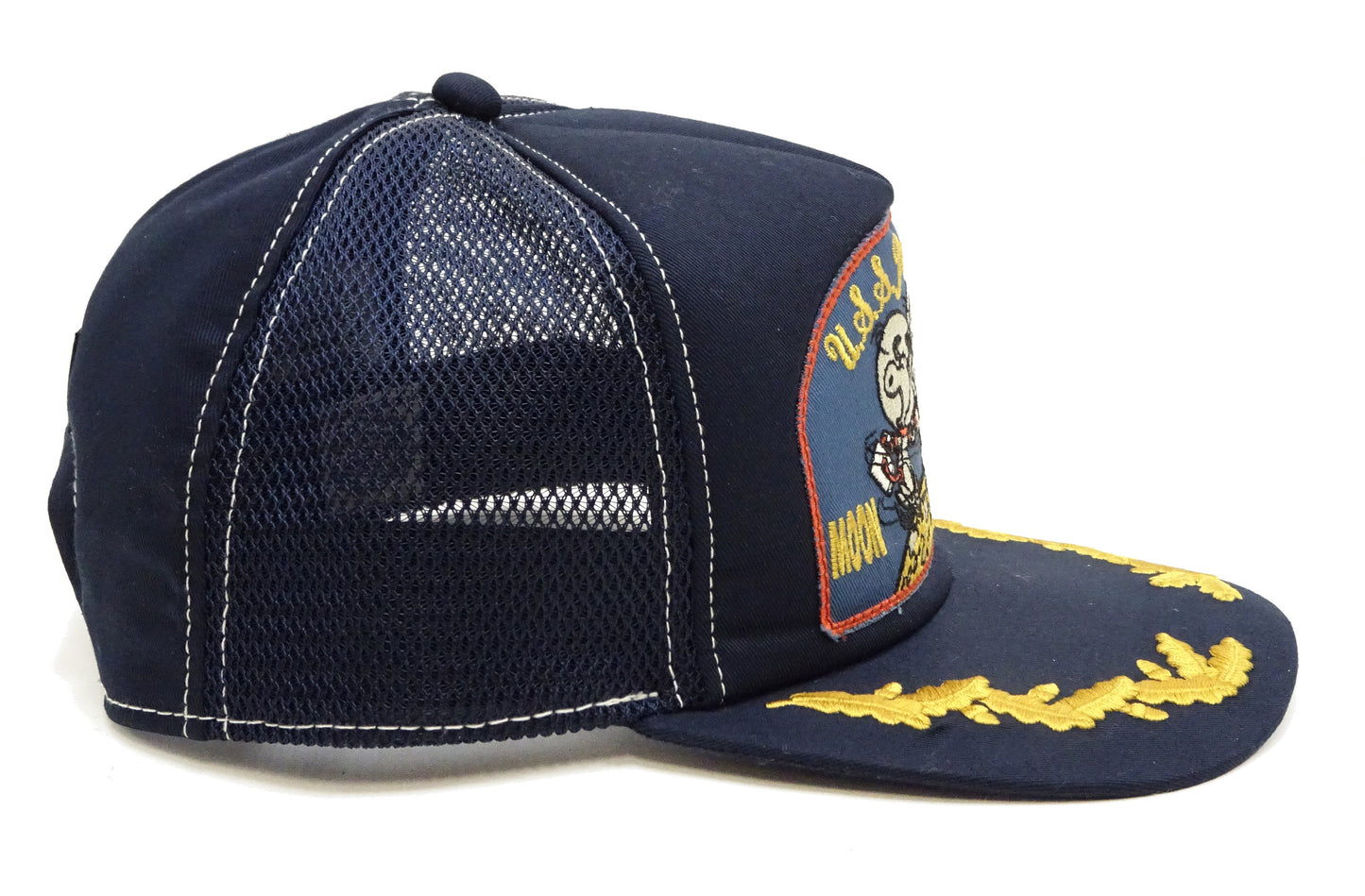 TOYS McCOY Men's SNOOPY Trucker Cap with Side Mesh Panels - Snapback Baseball Hat with Embroidered Patch and Visor Embroidery, Made in Japan (TMA2607 120 Dark Navy)